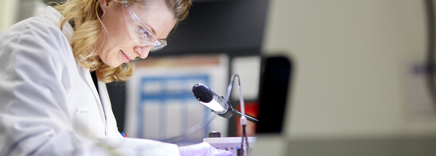 science-banner-woman science-banner-woman